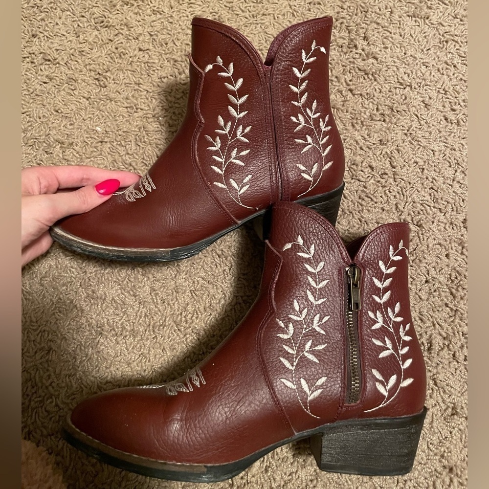 Red sterling river cowgirl boots size 8